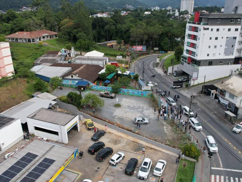 Saltó un muro para golpear y matar a cuatro niños con un hacha: horror en guardería de Brasil