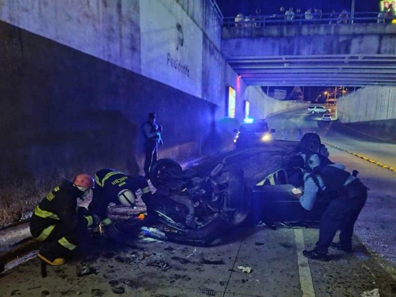 Las imágenes del accidente de turismo que volcó en túnel del Juan Pablo II en la capital