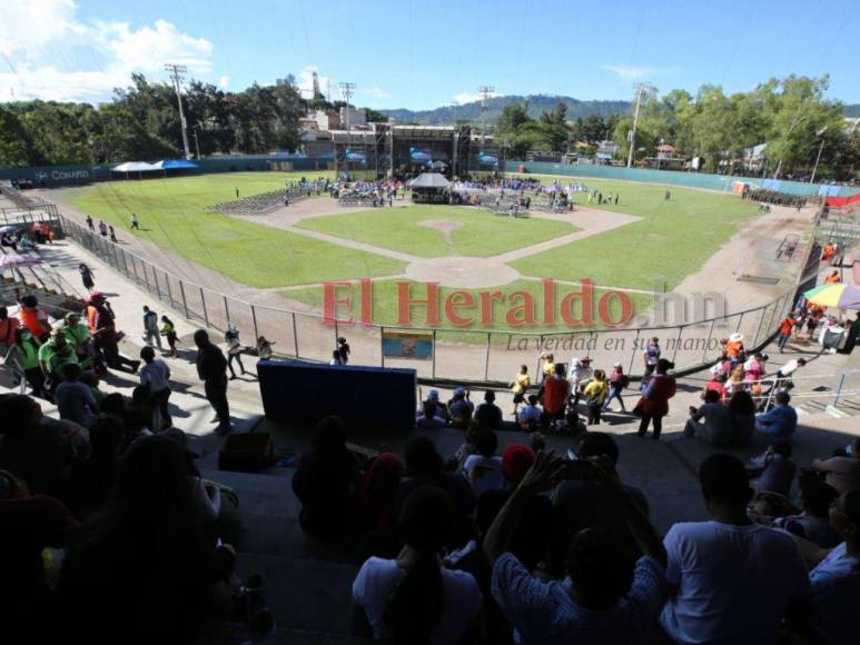 Devoción y fe: Capitalinos celebran Día de la Biblia (FOTOS)