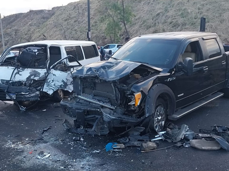 Imágenes que dejó accidente entre un pick-up y bus escolar en la capital