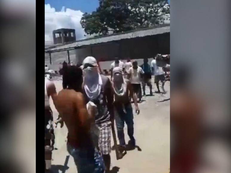 Con palos en mano y encapuchados: así fueron captados los reos al interior del Centro Penal de Comayagua tras amotinamiento