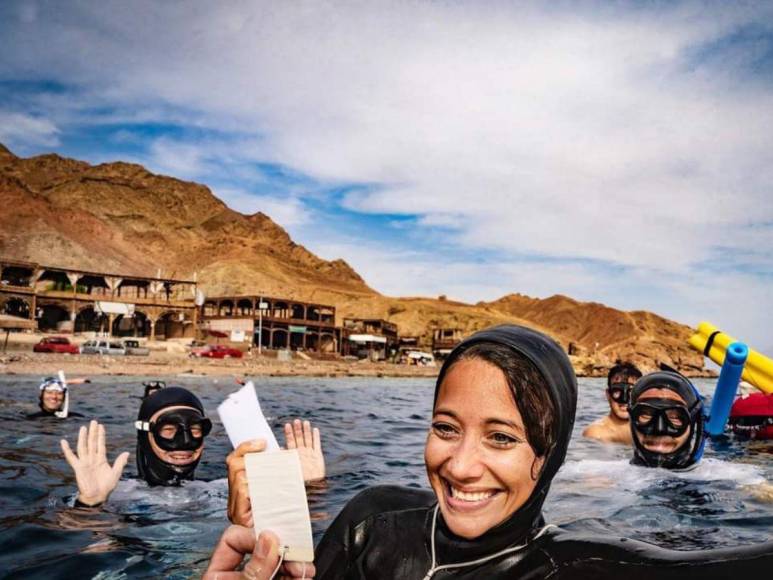 Ella es Ana Kafie, la atleta hondureña que logró récord de buceo en Egipto