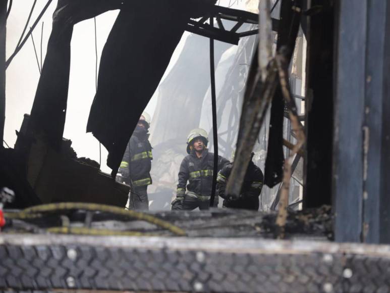 Exhaustos y auxiliados: bomberos tras controlar incendio en el Hato