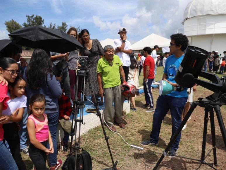 Gran afluencia de capitalinos a Observatorio Astronómico de UNAH por eclipse anular