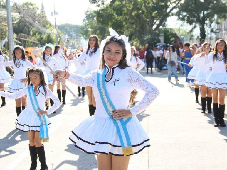 Lindas y adorables, así desfilan las palillonas por las calles de Tegucigalpa