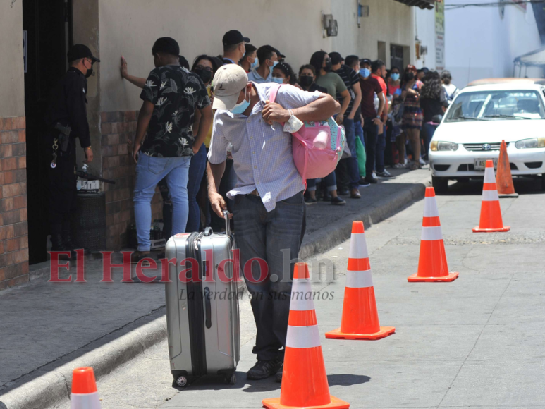 Abarrotadas las terminales de buses en la capital tras asueto por Semana Santa