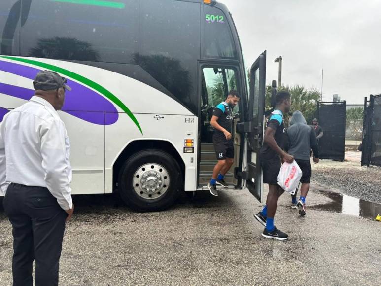 ¡Bajo la lluvia! Así fue el primer entreno de Honduras en Fort Lauderdale