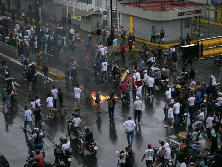 Cacerolazos, gritos y pancartas de fraude: protestas contra triunfo de Maduro en Venezuela