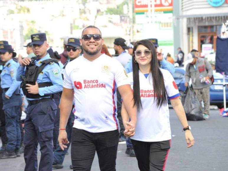 Hermosas chicas roban miradas en la final de ida Motagua-Olimpia