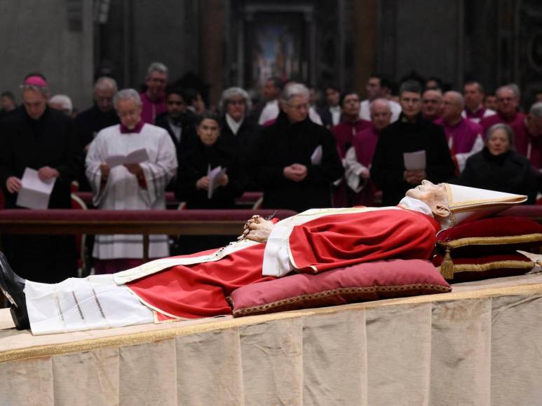 Sin cruz pastoral y con zapatos negros: Los símbolos que indican que Benedicto XVI no gobernaba