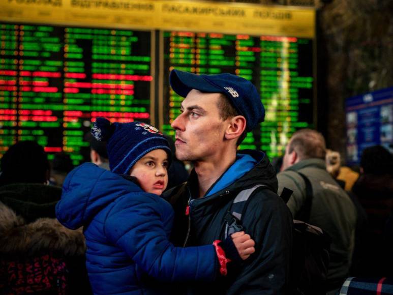 Ucranianos cansados y emocionados llegan en tren a Berlín tras escapar de la guerra