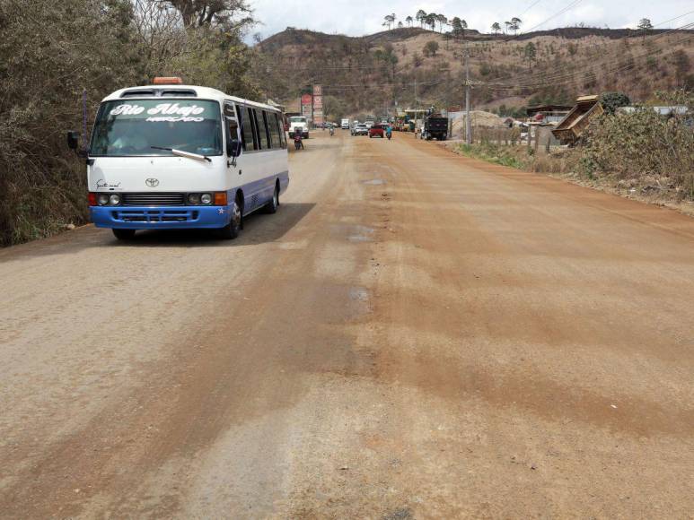 Baches, tierra y polvo: inicia la compactación para la nueva carretera de la salida a Olancho