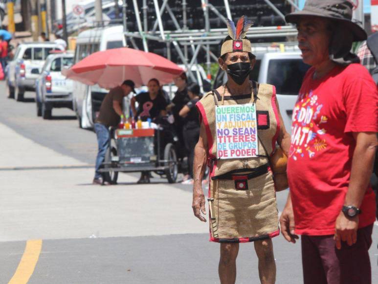 Manifestantes comienzan a congregarse en el bulevar Juan Pablo II listos para marchar hacia el CN