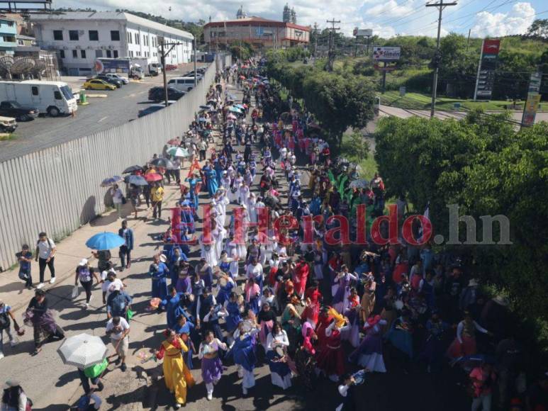 Devoción y fe: Capitalinos celebran Día de la Biblia (FOTOS)