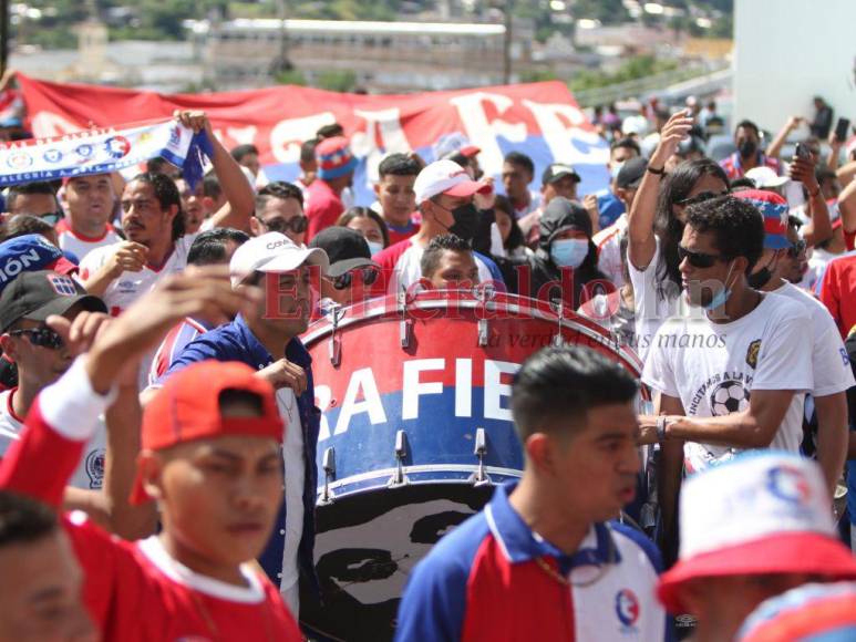 Pasión y amor por los colores: El carnaval de la Ultra Fiel previo al clásico Olimpia vs Real España