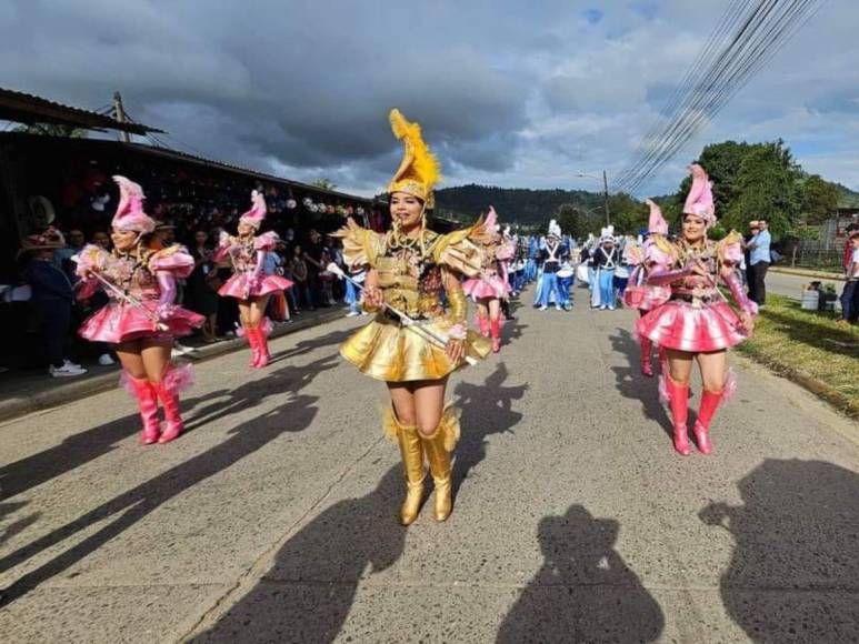 Palillonas del Instituto Cosme García encantan de nuevo los desfiles patrios en Danlí