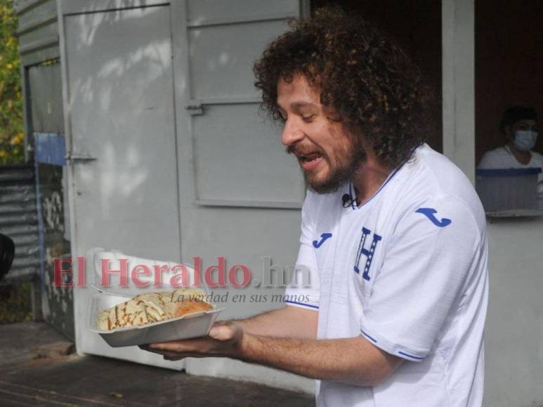 En imágenes: así saborea Luisito Comunica las baleadas en la capital