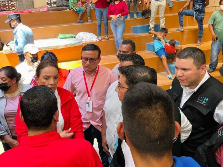 Visitó albergues y varias zonas afectadas: así fue el recorrido de Xiomara Castro en la zona norte