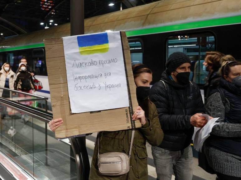 Ucranianos cansados y emocionados llegan en tren a Berlín tras escapar de la guerra