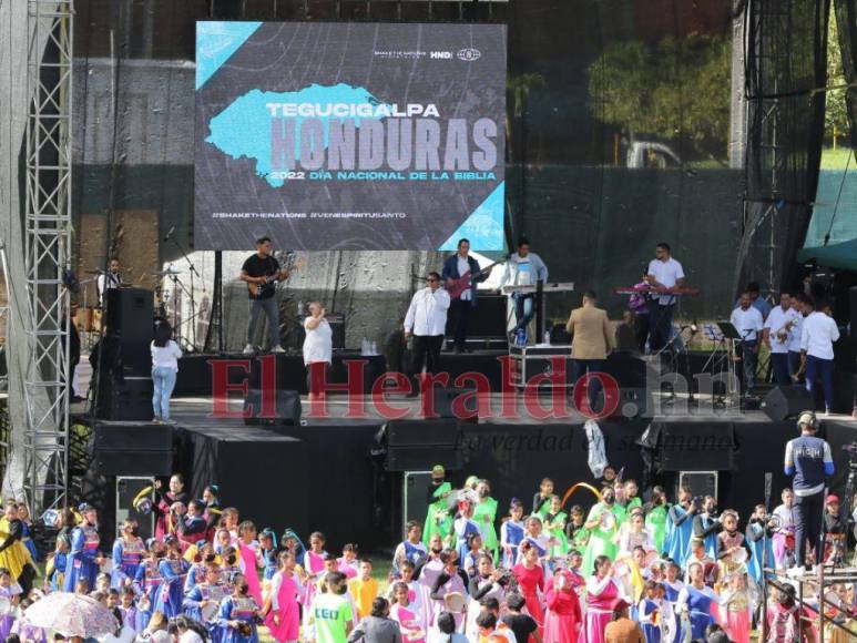 Devoción y fe: Capitalinos celebran Día de la Biblia (FOTOS)