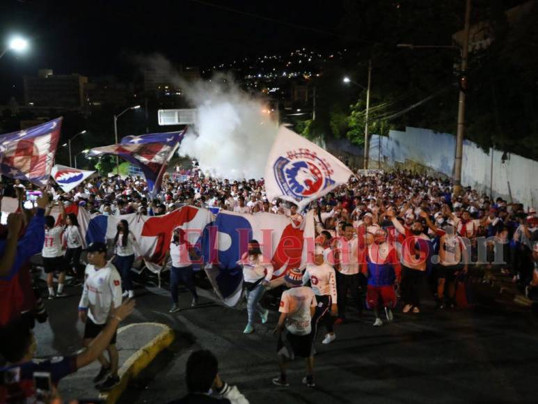 ¡Fiesta de tres colores! Así fue el carnaval de la Ultra Fiel previo al Olimpia vs Municipal