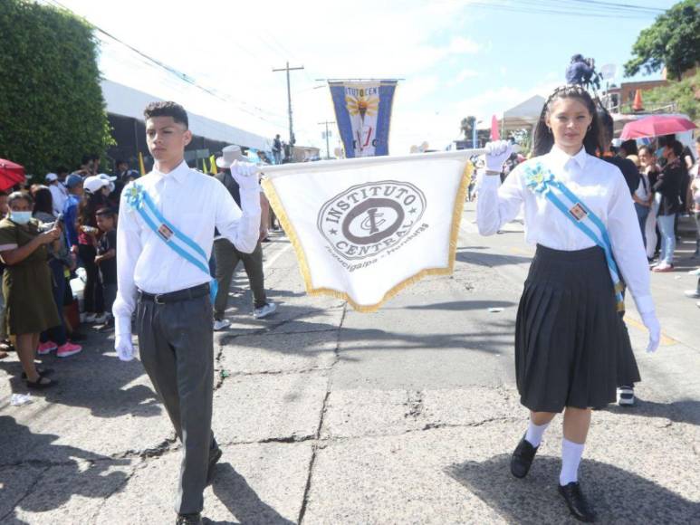 Fiestas Patrias 2023: Instituto Central Vicente Cáceres brilla en los desfiles del 15 de septiembre