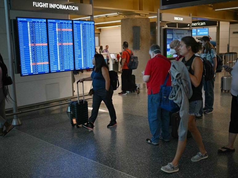 Aeropuertos colapsados: compañías aéreas suspenden vuelos por fallo informático a nivel mundial