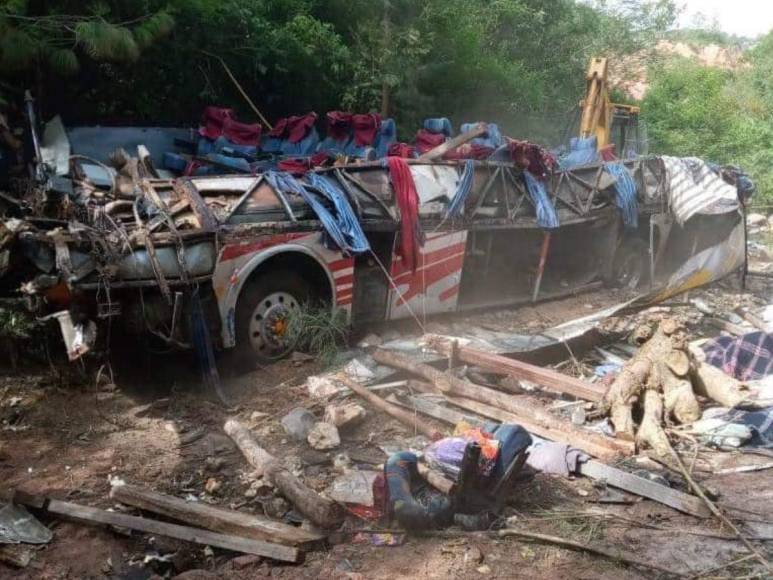 Fotografías revelan el devastador accidente de autobús que cobró la vida de 27 personas en México