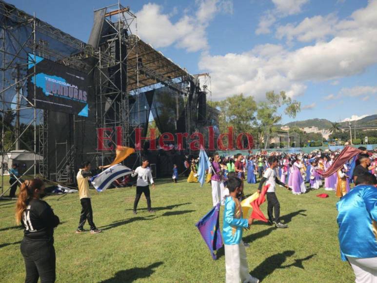 Devoción y fe: Capitalinos celebran Día de la Biblia (FOTOS)