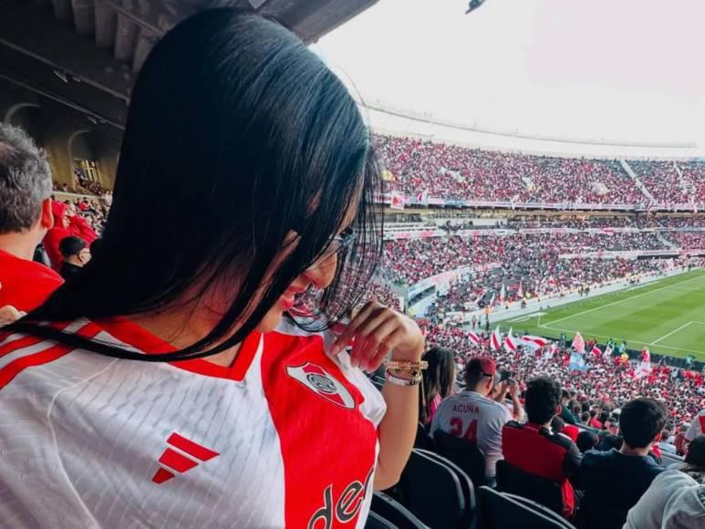 Bella joven hondureña causa sensación en estadio de Argentina: ¿De quién se trata?