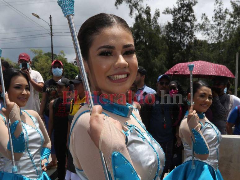 Jennifer García, la bella representante del Instituto Central Vicente Cáceres en los desfiles