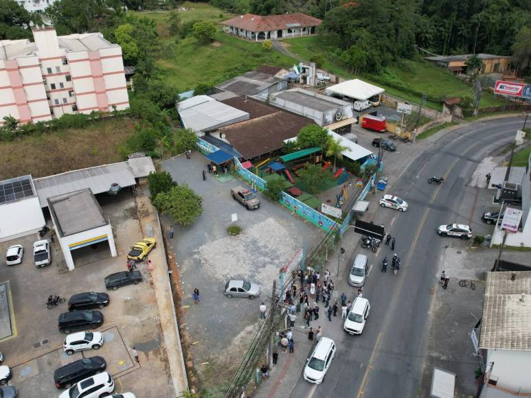 Saltó un muro para golpear y matar a cuatro niños con un hacha: horror en guardería de Brasil