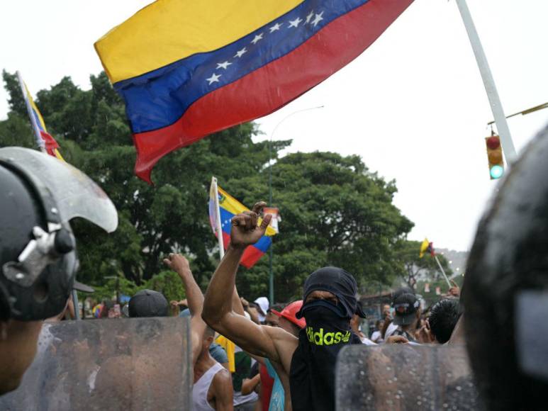 Cacerolazos, gritos y pancartas de fraude: protestas contra triunfo de Maduro en Venezuela