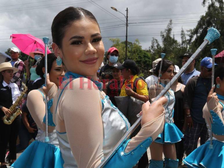 Jennifer García, la bella representante del Instituto Central Vicente Cáceres en los desfiles