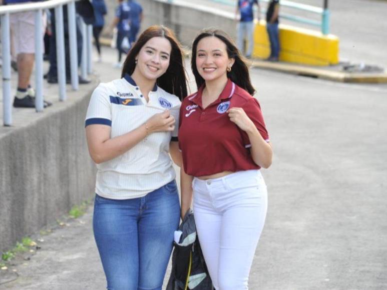 Hermosas chicas roban miradas en la final de ida Motagua-Olimpia