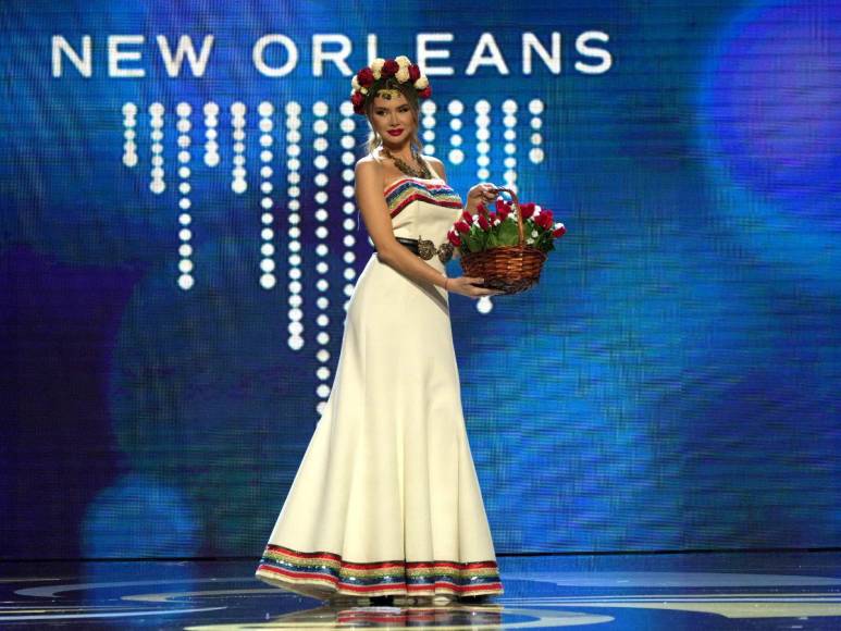 Patriotismo y elegancia en el desfile del traje típico de las candidatas al Miss Universo 2022