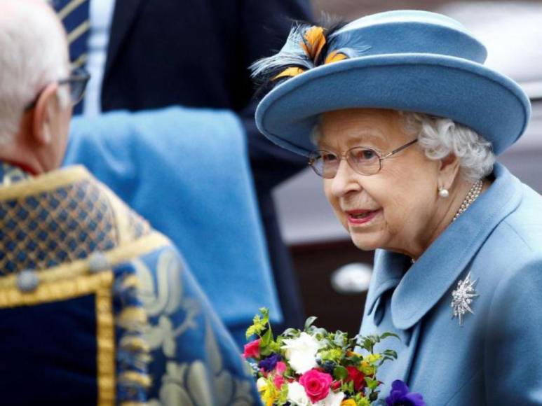 ¿Cuáles eran las funciones de la reina Isabel II en el trono británico?