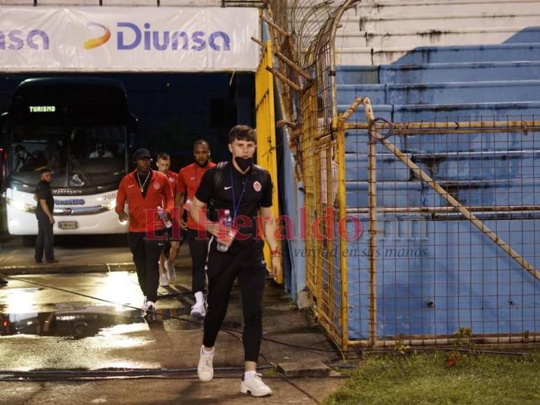 Alphonso Davies y las carnitas asadas enloquecen a la afición: así se vive el Honduras-Canadá