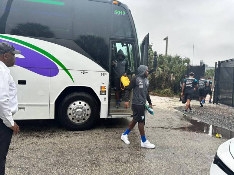 ¡Bajo la lluvia! Así fue el primer entreno de Honduras en Fort Lauderdale