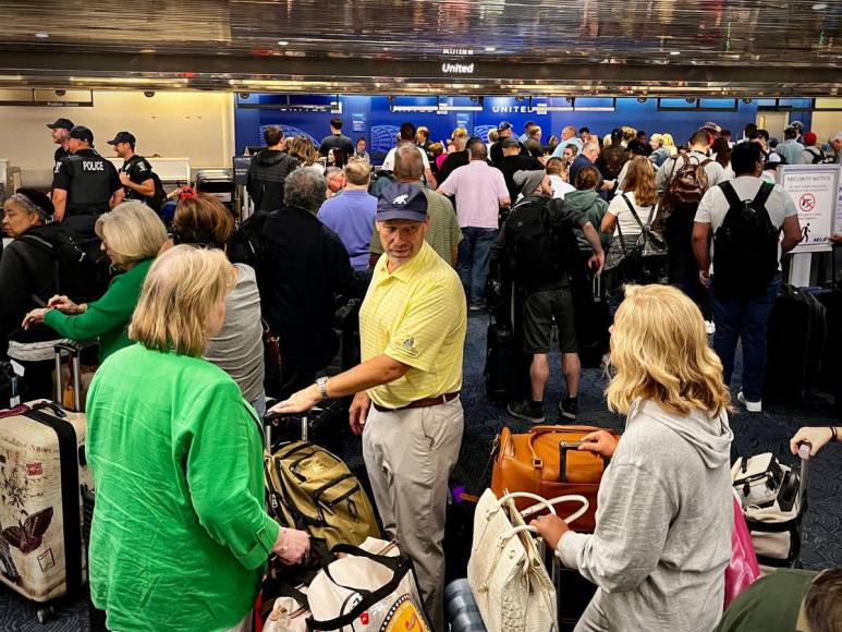 Aeropuertos colapsados: compañías aéreas suspenden vuelos por fallo informático a nivel mundial