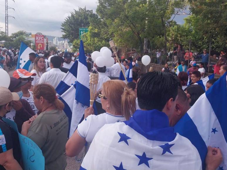 Oposición marcha exigiendo renuncia de Xiomara Castro en bulevar Kennedy