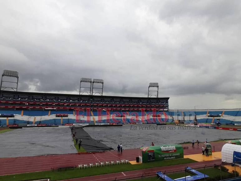 Pocos aficionados y protección ante la lluvia: Así luce el Olímpico previo al Honduras-Canadá