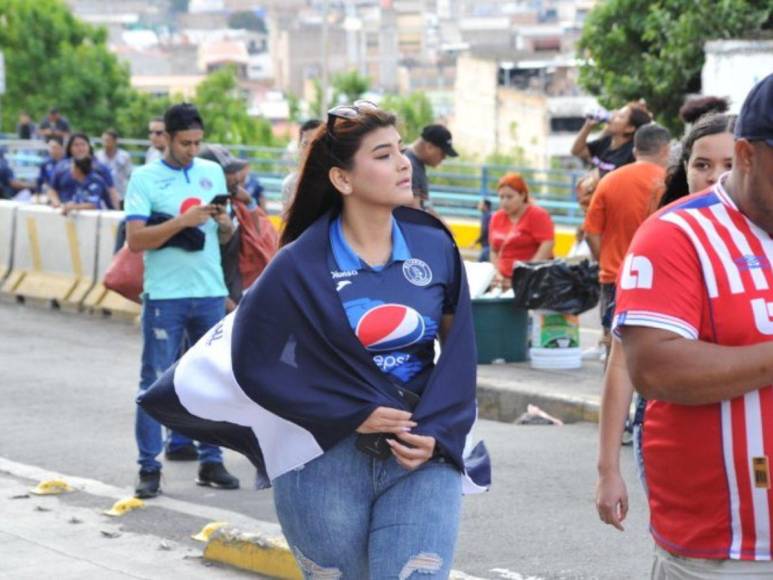 Hermosas chicas roban miradas en la final de ida Motagua-Olimpia