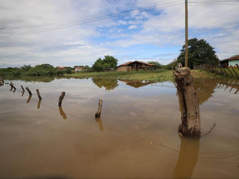 Rodeados de agua permanecen pobladores de Valle, tras paso de Pilar