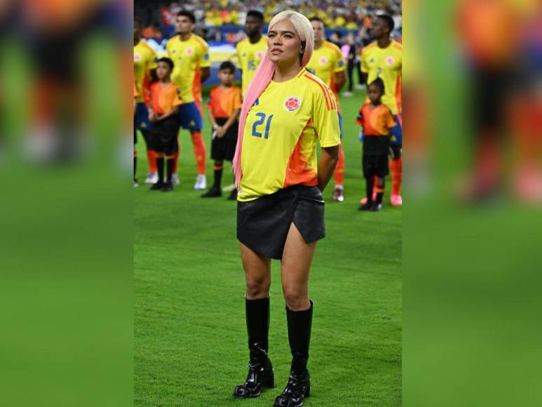 Sentimental y enfocada: así cantó Karol G el Himno de Colombia en final de la Copa América