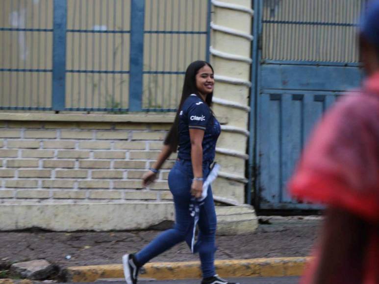 Las bellas aficionadas que roban suspiros previo al clásico Olimpia vs Motagua