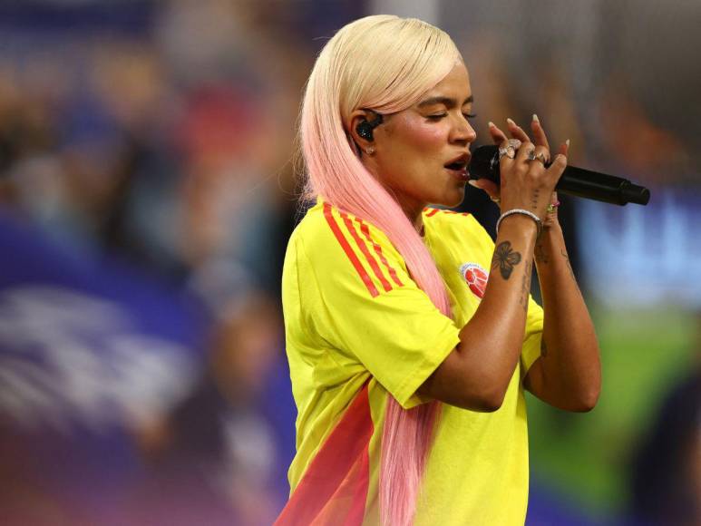 Sentimental y enfocada: así cantó Karol G el Himno de Colombia en final de la Copa América