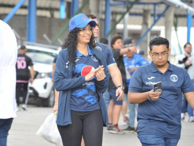 Hermosas chicas roban miradas en la final de ida Motagua-Olimpia