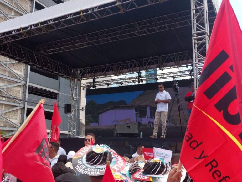 Multitudinaria marcha de simpatizantes de Libre se moviliza hacia Casa Presidencial