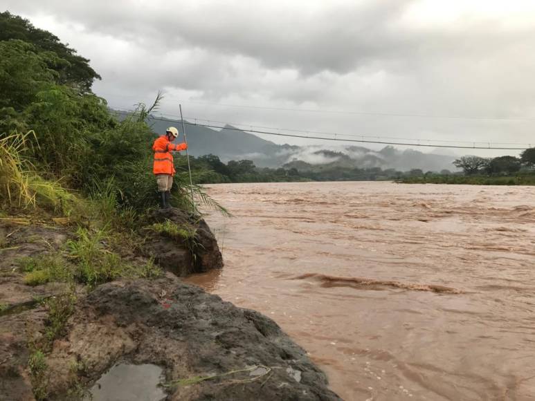 Inundados y sin paso en varios sectores de la zona norte por lluvias